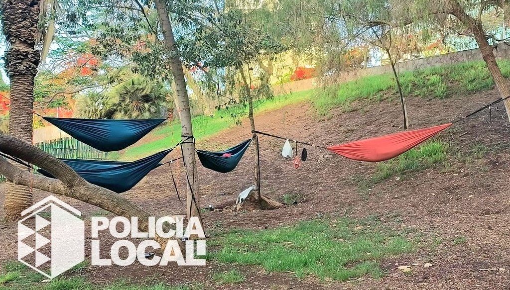 Desalojan a un grupo de turistas acampados en un parque de Santa Cruz de Tenerife Desalojan a un grupo de turistas acampados en un parque de Santa Cruz de Tenerife