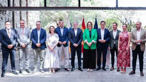 Foto de familia del Gobierno de Canarias presidido por Fernando Clavijo y que sustenta un pacto entre CC y PP Foto de familia del Gobierno de Canarias presidido por Fernando Clavijo y que sustenta un pacto entre CC y PP