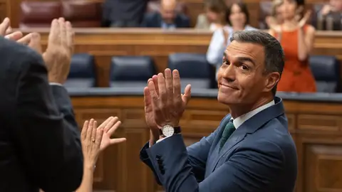 Aplausos al presidente del Gobierno, Pedro Sánchez, durante una sesión extraordinaria en el Congreso. Aplausos al presidente del Gobierno, Pedro Sánchez, durante una sesión extraordinaria en el Congreso.