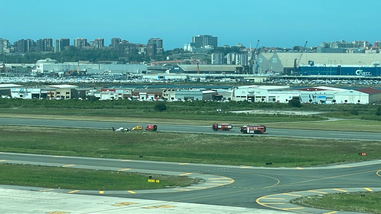 Un avión de un vuelo de formación se sale de la pista de Parayas cuando despegaba por el reventón de un neumático Un avión de un vuelo de formación se sale de la pista de Parayas cuando despegaba por el reventón de un neumático
