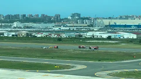 Un avión de un vuelo de formación se sale de la pista de Parayas cuando despegaba por el reventón de un neumático Un avión de un vuelo de formación se sale de la pista de Parayas cuando despegaba por el reventón de un neumático