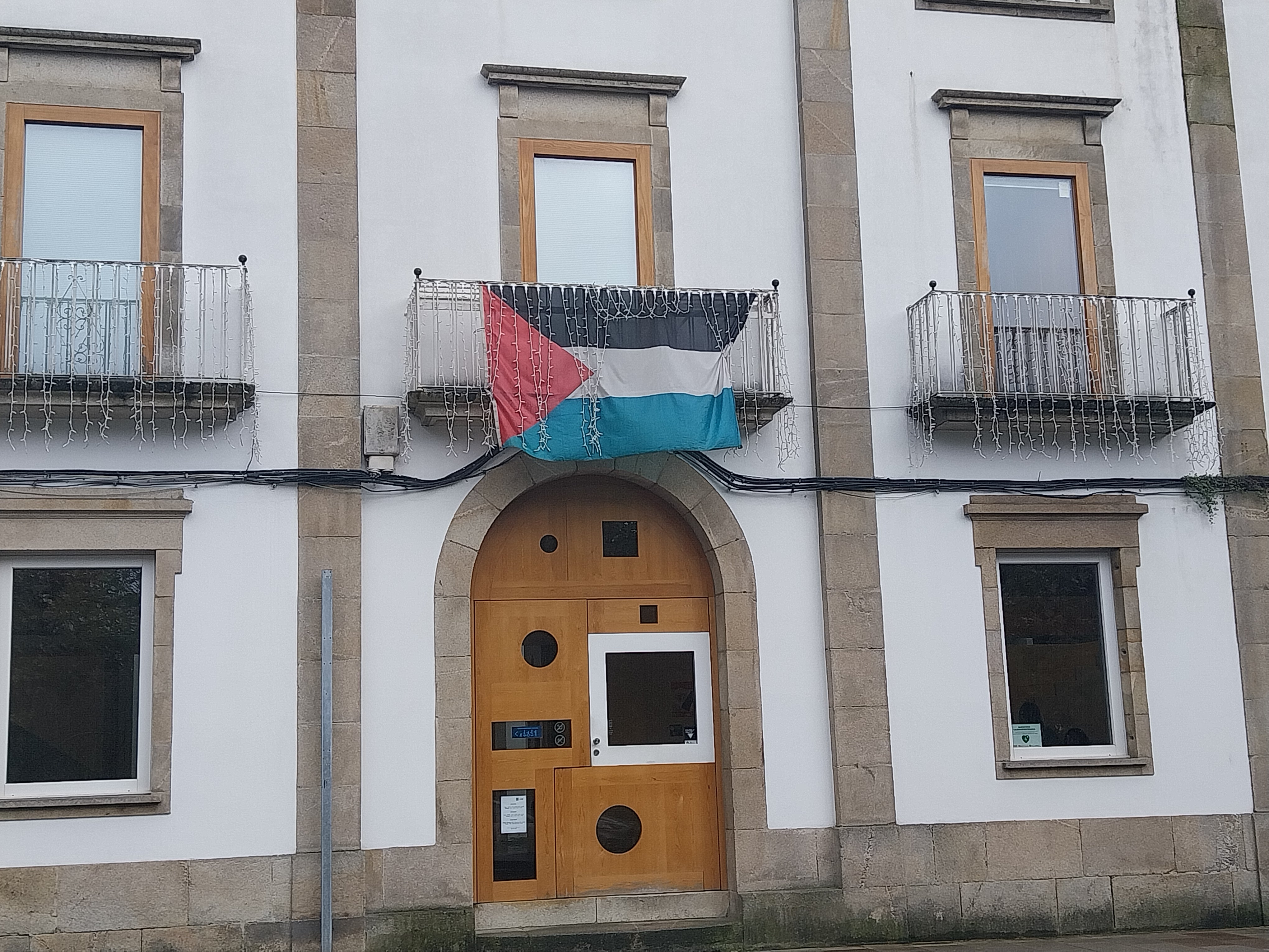 Un vecina de Lugo recurre al Valedor do Pobo para que retiren una bandera palestina de O Vello Cárcere Un vecina de Lugo recurre al Valedor do Pobo para que retiren una bandera palestina de O Vello Cárcere