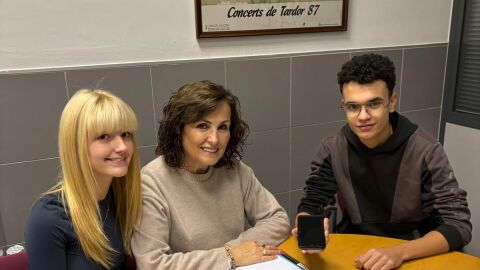 La directora del IES Llombai, Rosana Morales, junto a los alumnos Inés y Yasser. 