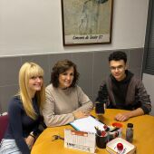 La directora del IES Llombai, Rosana Morales, junto a los alumnos Inés y Yasser. 