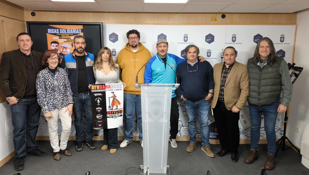 Foto de familia tras la rueda de prensa Foto de familia tras la rueda de prensa