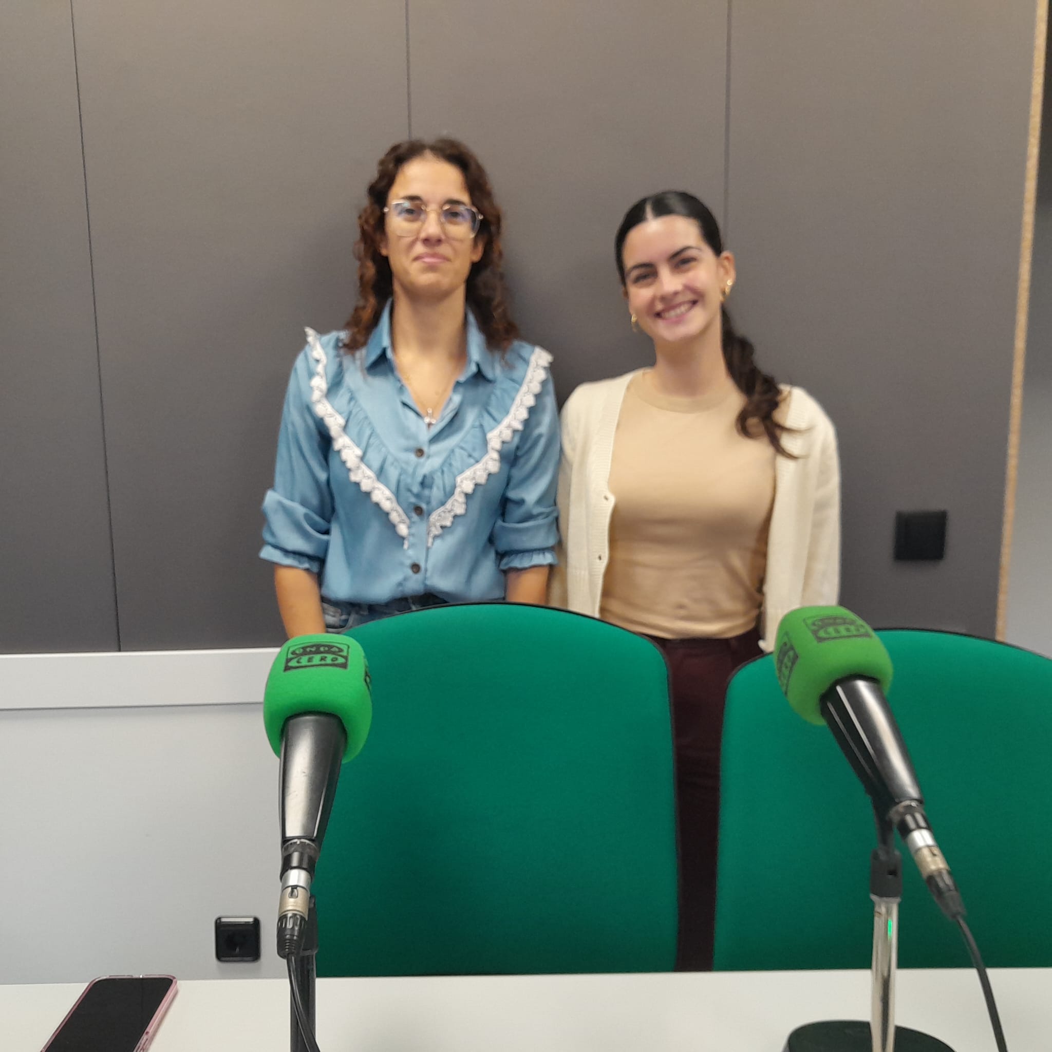 Las mujeres también miran al mar Las mujeres también miran al mar