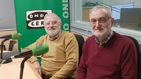 El Teatro Independiente Alcalaíno (TIA) estrena este domingo “Lo Invisible” de Azorín en el Teatro Salón Cervantes Javier Blasco, presidente del TIA, y Luis Alonso, director de la obra "Lo Invisible" de Azorín en Más de Uno Alcalá