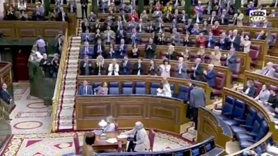 El v&iacute;deo de la ovaci&oacute;n a S&aacute;nchez en el Congreso: recibido entre aplausos, tras la declaraci&oacute;n de V&iacute;ctor de Aldama