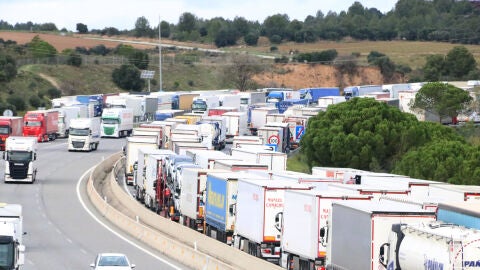 Camions aturats a l'AP-7 a Figueres