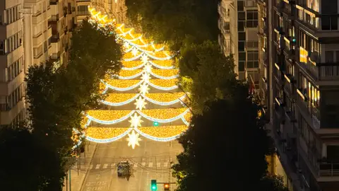Navidad en Murcia La Gran Vía escultor Salzillo iluminada, aun en pruebas