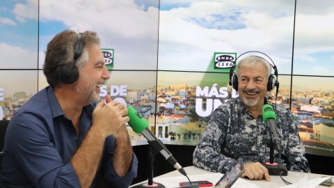 Carlos Sobera con Carlos Alsina en 'M&aacute;s de uno' presentando su comedia 'Inmaduros'