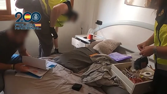 La policía efectúa un registro La policía efectúa un registro