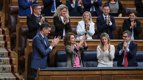 El presidente del Gobierno, Pedro S&aacute;nchez, las vicepresidentas Mar&iacute;a Jes&uacute;s Montero y Yolanda D&iacute;az,as&iacute; como el ministro de Presidencia, F&eacute;lix Bola&ntilde;os celebran haber sacado adelante la reforma fiscal.
