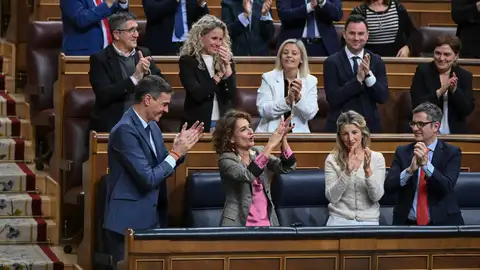 El presidente del Gobierno, Pedro Sánchez, las vicepresidentas María Jesús Montero y Yolanda Díaz,así como el ministro de Presidencia, Félix Bolaños celebran haber sacado adelante la reforma fiscal. El presidente del Gobierno, Pedro Sánchez, las vicepresidentas María Jesús Montero y Yolanda Díaz,así como el ministro de Presidencia, Félix Bolaños celebran haber sacado adelante la reforma fiscal.