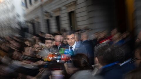 El presidente del Gobierno, Pedro S&aacute;nchez, atendiendo a los medios de comunicaci&oacute;n a su salida del pleno/ Eduardo Parra / Europa Press