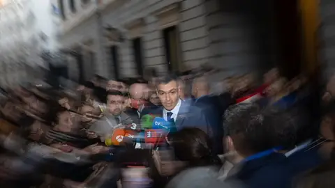 El presidente del Gobierno, Pedro Sánchez, atendiendo a los medios de comunicación a su salida del pleno El presidente del Gobierno, Pedro Sánchez, atendiendo a los medios de comunicación a su salida del pleno/ Eduardo Parra / Europa Press