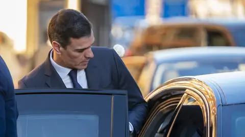 Imagen de archivo del presidente del Gobierno, Pedro Sánchez, subiéndose a un coche La llamativa ocupación de Aldama: chofer de Sánchez para reuniones clandestinas