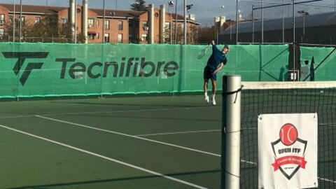 Jugador de tenis en una pista de la Ciudad Deportiva Municipal El Val de Alcal&aacute; de Henares