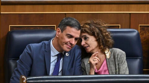 El presidente del Gobierno, Pedro Sánchez, y la vicepresidenta primera, María Jesús Montero, en el pleno celebrado en el Congreso.