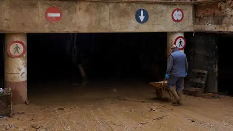 Un hombre limpia un garaje - Un hombre limpia un garaje -