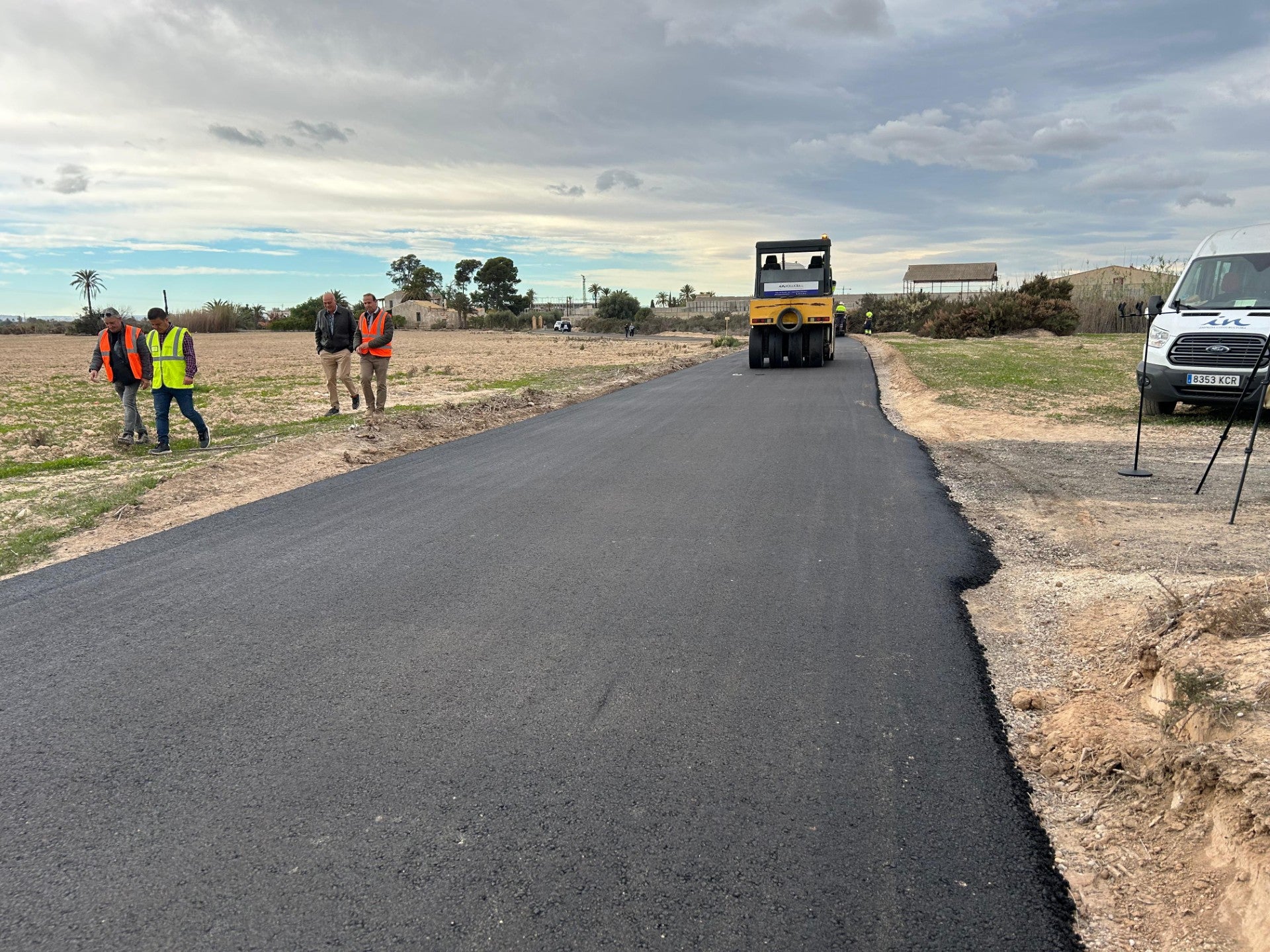 El Ayuntamiento asfalta 24 kilómetros en caminos del Camp d’Elx El Ayuntamiento asfalta 24 kilómetros en caminos del Camp d’Elx