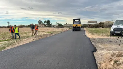 El Ayuntamiento asfalta 24 kilómetros en caminos del Camp d’Elx El Ayuntamiento asfalta 24 kilómetros en caminos del Camp d’Elx