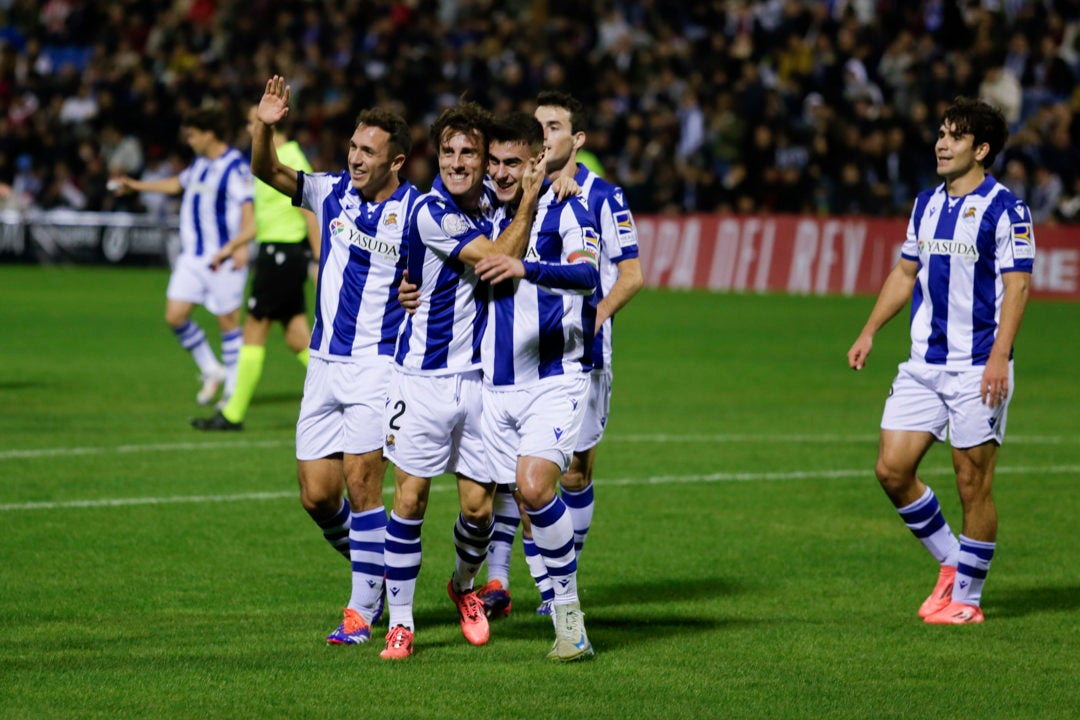 La Real Sociedad golea al Jove y supera la primera ronda La Real Sociedad golea al Jove y supera la primera ronda