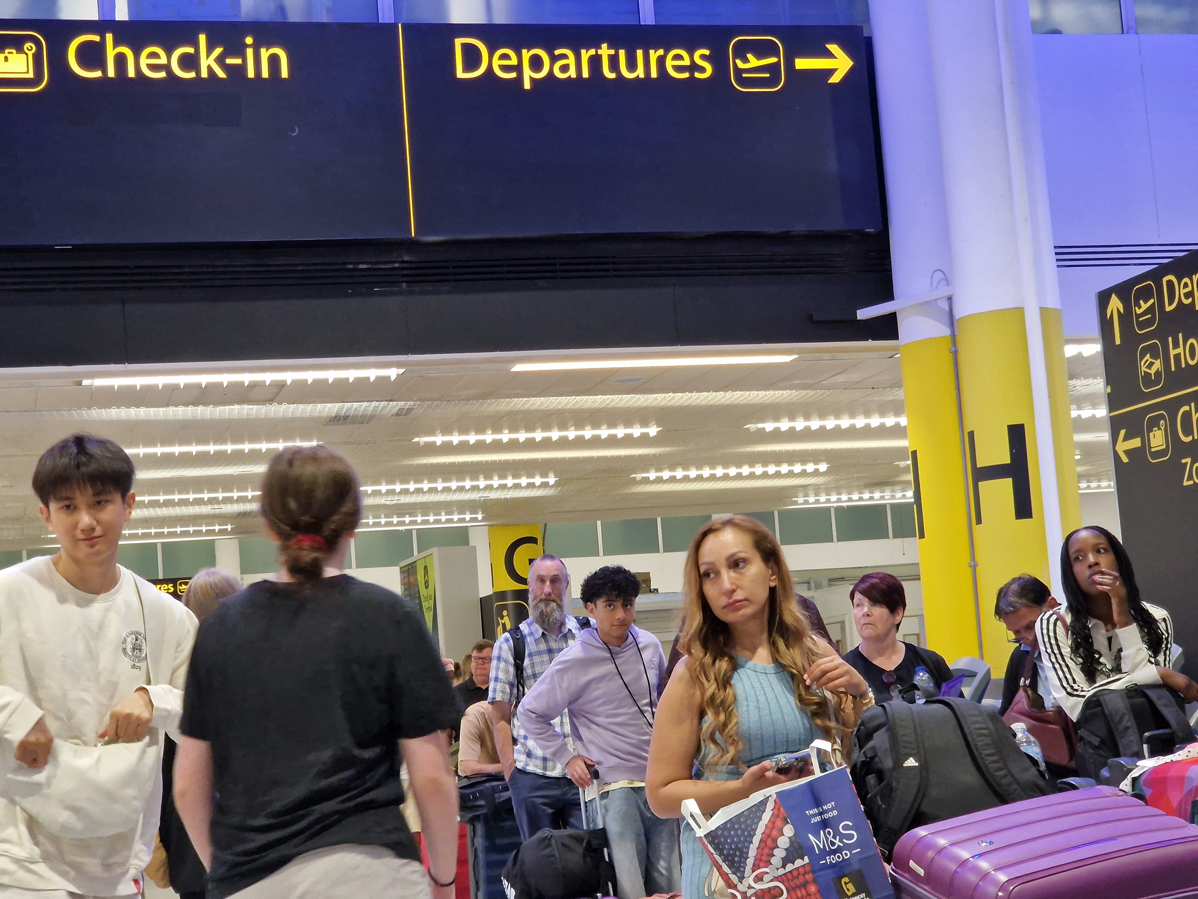 La policía británica despliega un dispositivo antiexplosivos en el aeropuerto de Gatwick en Londres La policía británica despliega un dispositivo antiexplosivos en el aeropuerto de Gatwick en Londres