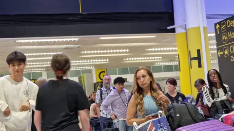 Pasajeros en el aeropuerto de Gatwick en Londres a fecha de julio de 2024 Pasajeros en el aeropuerto de Gatwick en Londres a fecha de julio de 2024