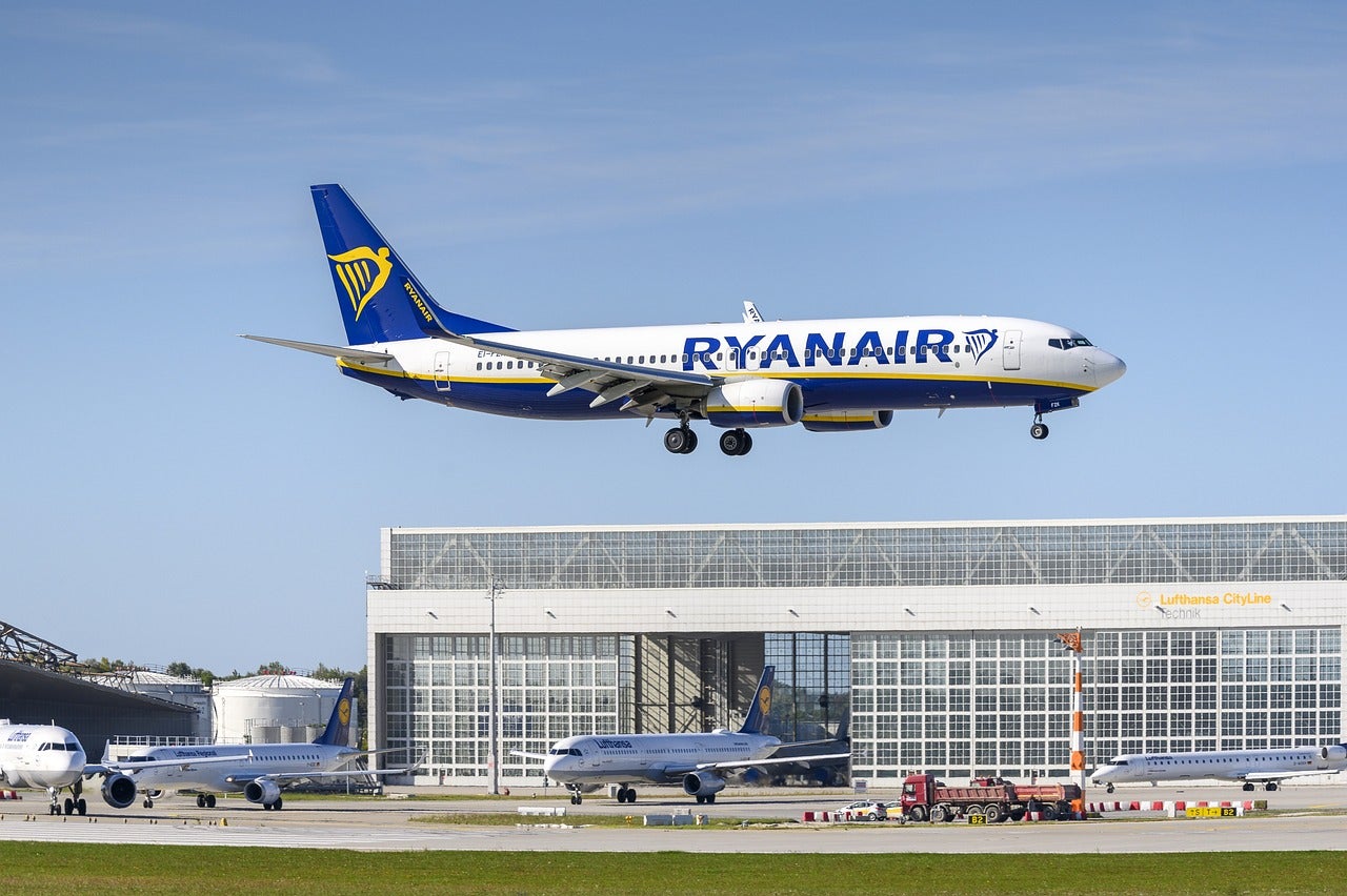 La brújula de la economía: Ryanair se marcha de Jerez y Valladolid, y reduce sus vuelos en otros aeropuertos La brújula de la economía: Ryanair se marcha de Jerez y Valladolid, y reduce sus vuelos en otros aeropuertos