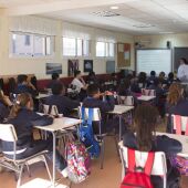 Fotografía de archivo de varios alumnos en un aula de un colegio en Madrid.