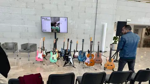 Algunas de las guitarras solidarias han sido expuestas durante la presentación. Algunas de las guitarras solidarias han sido expuestas durante la presentación.