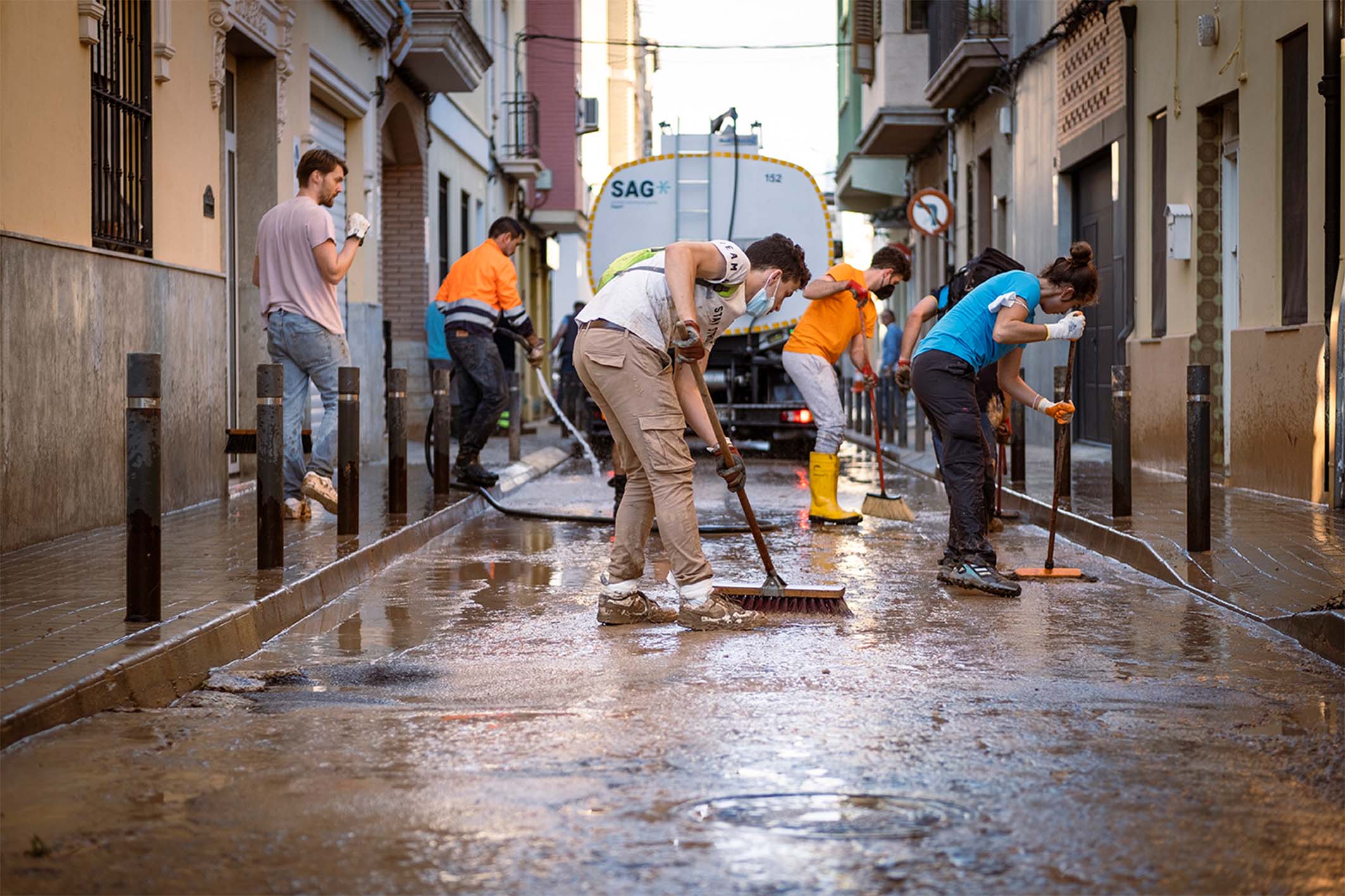 Más de 2000 voluntarios, cuerpos y fuerzas de seguridad y ayuntamiento de Sagunto siguen ayudando en los municipios afectados por la DANA Más de 2000 voluntarios, cuerpos y fuerzas de seguridad y ayuntamiento de Sagunto siguen ayudando en los municipios afectados por la DANA