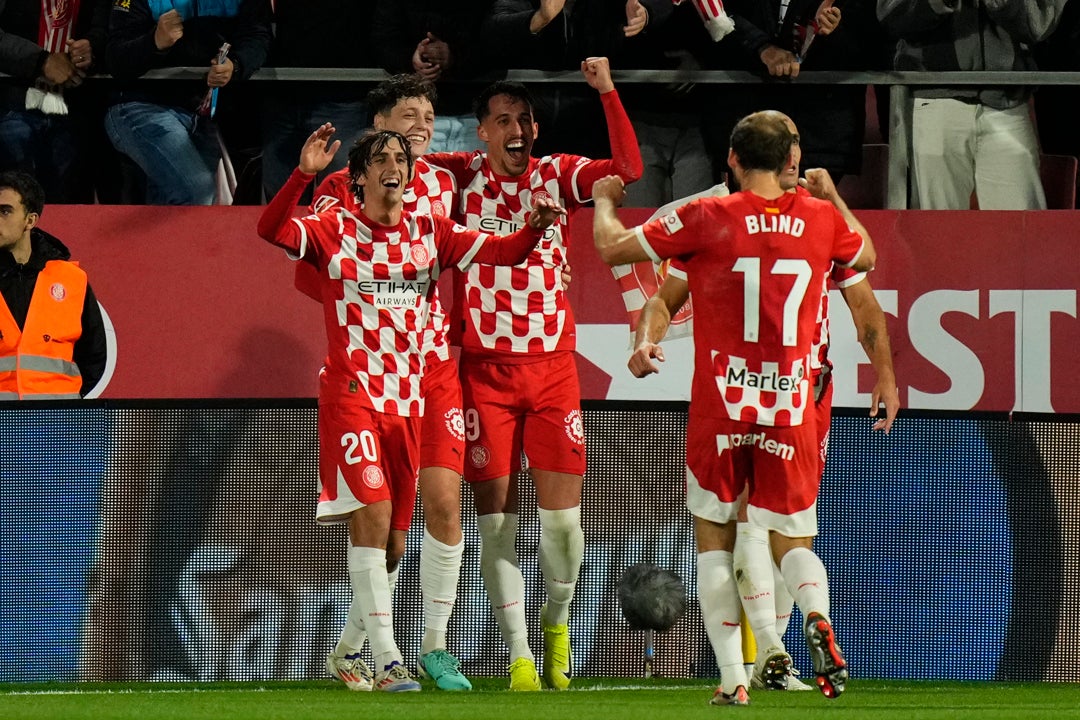 El Girona golea a un Espanyol en caída libre y dormirá en posiciones europeas El Girona golea a un Espanyol en caída libre y dormirá en posiciones europeas