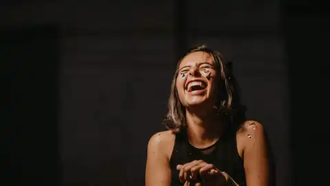 Imagen de archivo de una mujer riéndose Imagen de archivo de una mujer riéndose