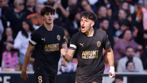 El centrocampista del Valencia, Diego López, celebra un gol en Mestalla. El centrocampista del Valencia, Diego López, celebra un gol en Mestalla.