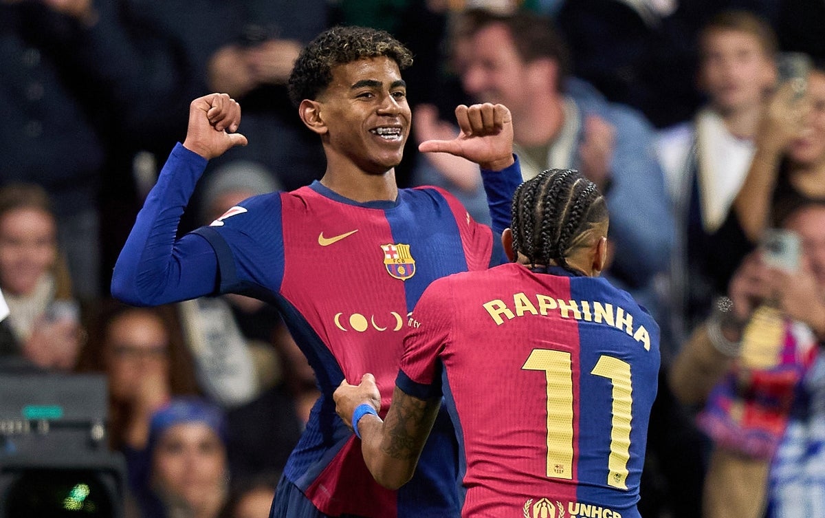 Tres detenidos por proferir insultos racistas a jugadores del Barça en el Clásico Tres detenidos por proferir insultos racistas a jugadores del Barça en el Clásico