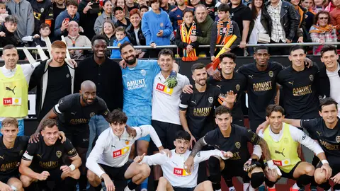 Los jugadores del Valencia celebran su victoria ante el Betis al finalizar el partido de la jornada 14 de LaLiga disputado este sábado en el estadio de Mestalla. El Valencia vuelve a sonreír ante el Betis en un partido repleto de emociones