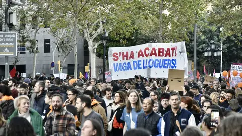 Miles de personas piden en Barcelona una bajada de los alquileres y plantean una huelga Miles de personas piden en Barcelona una bajada de los alquileres y plantean una huelga