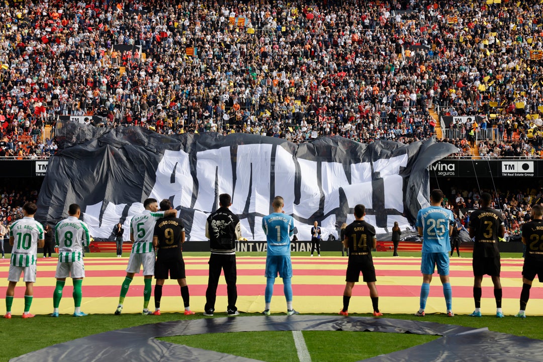 El Valencia vuelve a Mestalla tras la Dana: así ha sido el emotivo homenaje a las víctimas El Valencia vuelve a Mestalla tras la Dana: así ha sido el emotivo homenaje a las víctimas