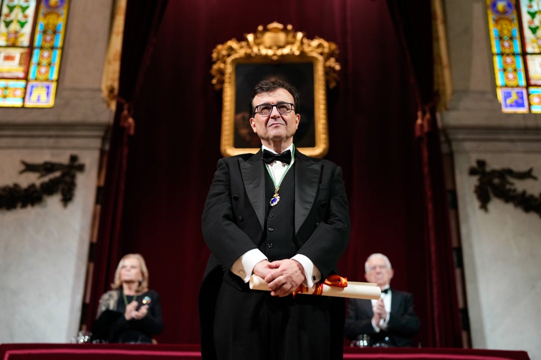 Javier Cercas ingresa en la RAE con una crítica a escritores "idiotas": "Un idiota es quien no se ocupa de la política" Javier Cercas ingresa en la RAE con una crítica a escritores "idiotas": "Un idiota es quien no se ocupa de la política"