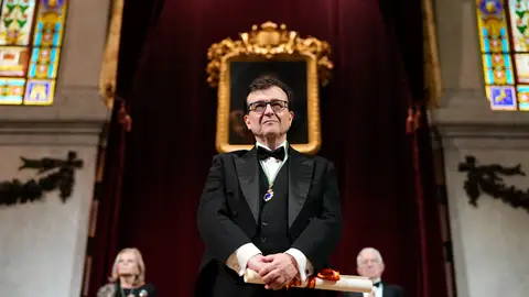 El escritor extremeño Javier Cercas, durante su ingreso en la Real Academia Española Javier Cercas ingresa en la RAE con una crítica a escritores "idiotas": "Un idiota es quien no se ocupa de la política"