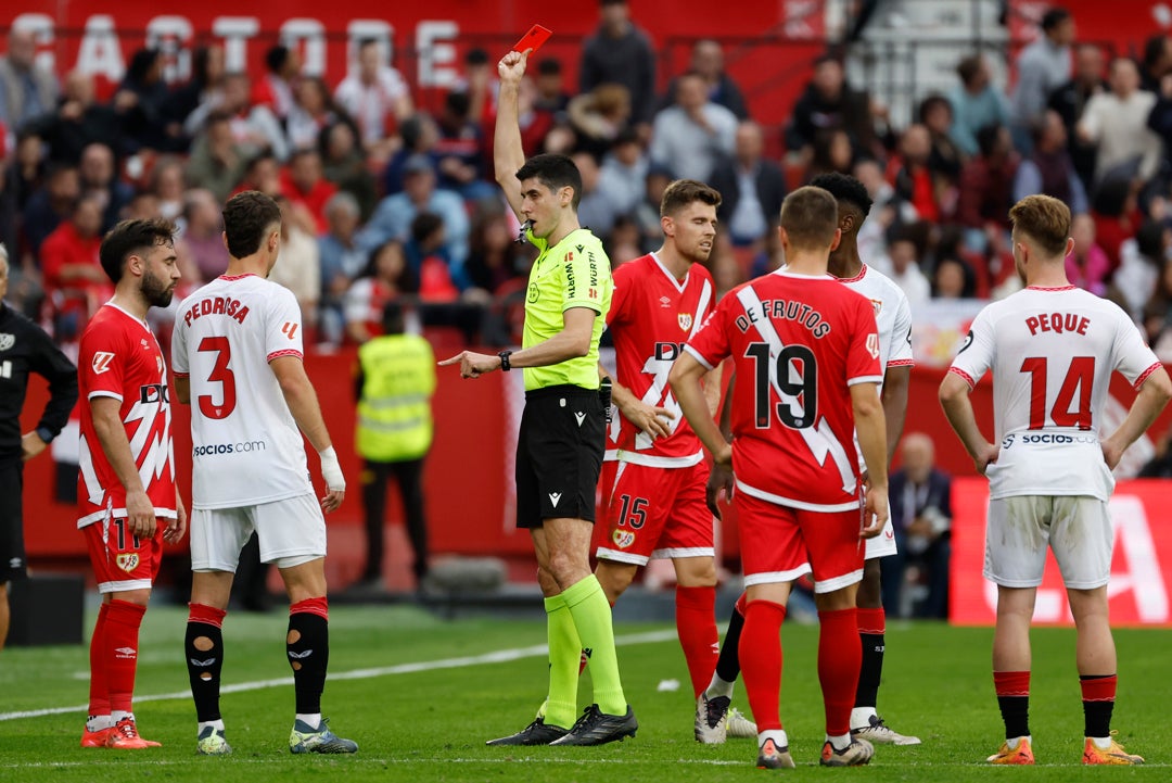 Sow y la madera dejan tres puntos vitales en el Sánchez-Pizjuán Sow y la madera dejan tres puntos vitales en el Sánchez-Pizjuán