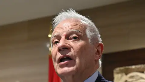 Josep Borrell durante un encuentro con medios españoles en Beirut. Borrell no ve una "gran voluntad" israelí para un acuerdo con el Líbano y teme demoras