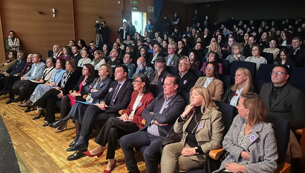 Asistente al acto central del 25 N de Asturias, en La Caridad, El Franco. Asistente al acto central del 25 N de Asturias, en La Caridad, El Franco.