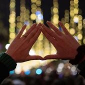 Unas manos forman un triángulo (símbolo feminista), durante una manifestación por el 25N el pasado año.