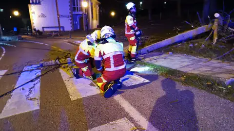Bomberos cántabros trabajan en una de las incidencias gestionadas por el 112 Cantabria Bomberos cántabros trabajan en una de las incidencias gestionadas por el 112 Cantabria