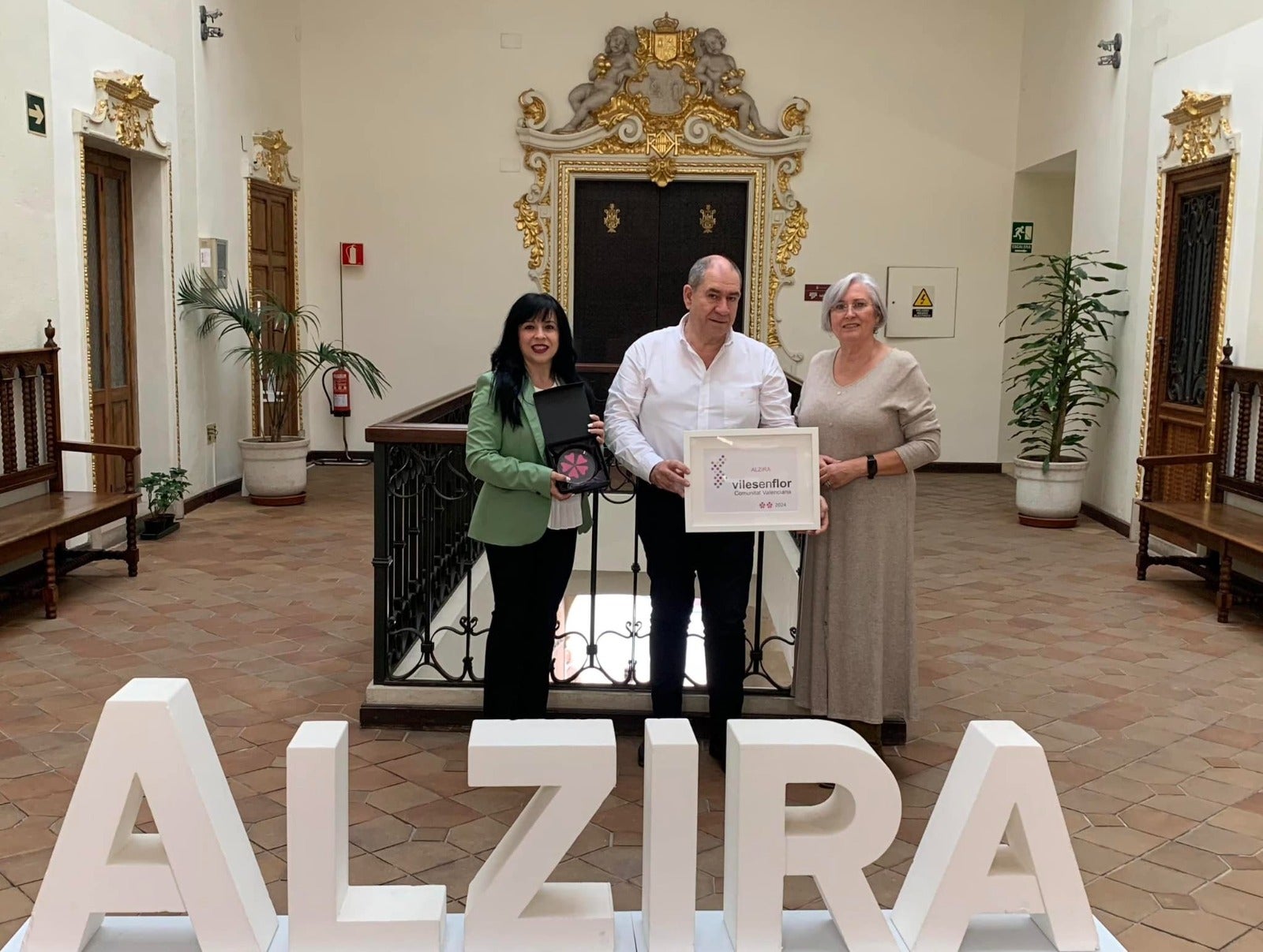 El Ayuntamiento de Alzira recibe dos Flores de Honor en el programa Viles en Flor El Ayuntamiento de Alzira recibe dos Flores de Honor en el programa Viles en Flor