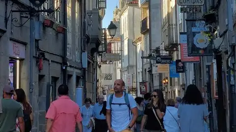 El concello de Santiago aprueba levantar parcialmente la suspensión de licencias para permitir nuevos usos residenciales en bajos El concello de Santiago aprueba levantar parcialmente la suspensión de licencias para permitir nuevos usos residenciales en bajos