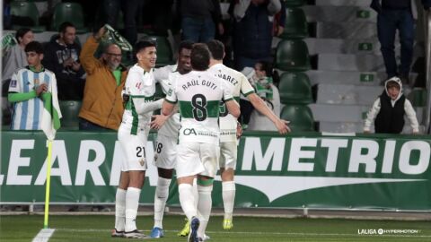 El Elche celebra el gol de Nico Castro contra el Real Oviedo. 